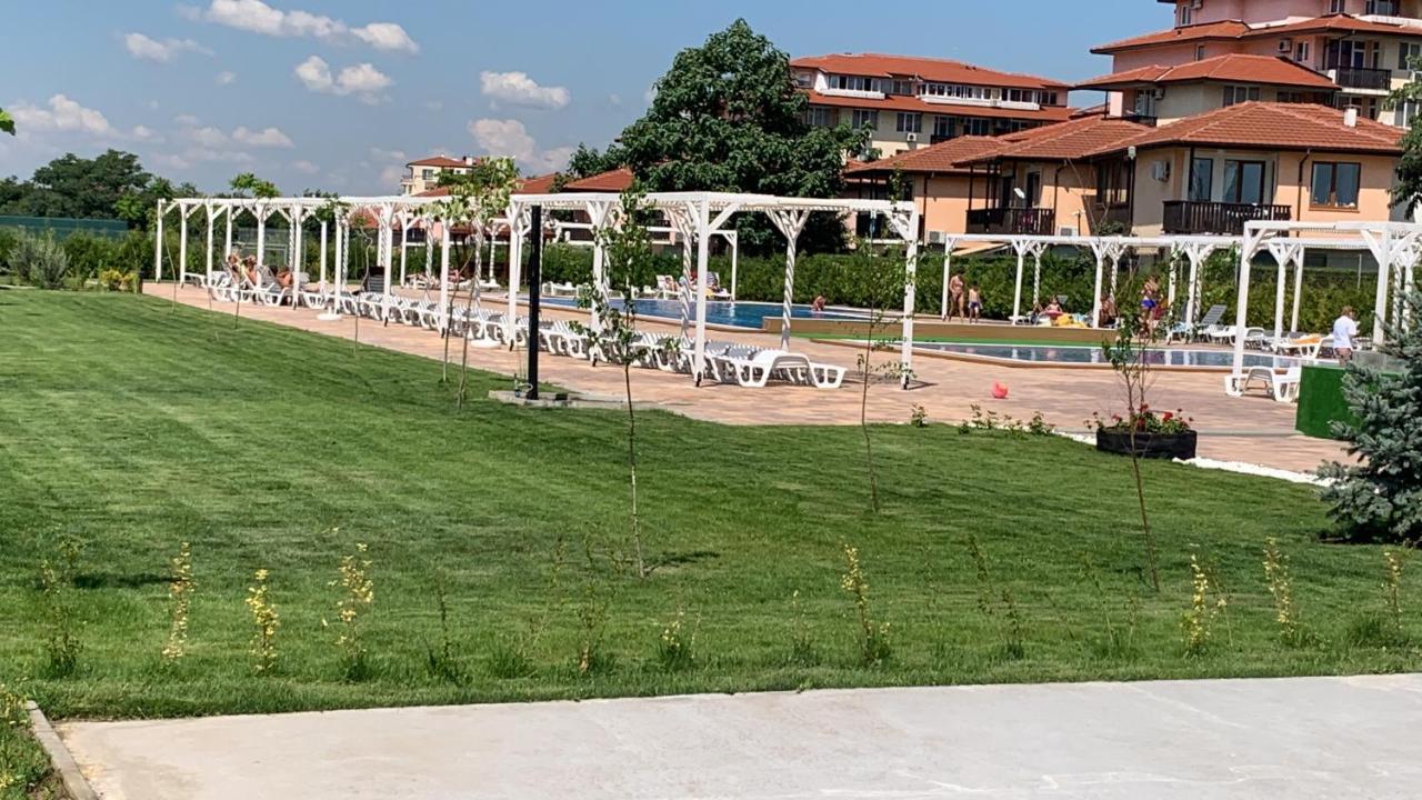 Apartcomplex Chateau Aheloy Exterior photo