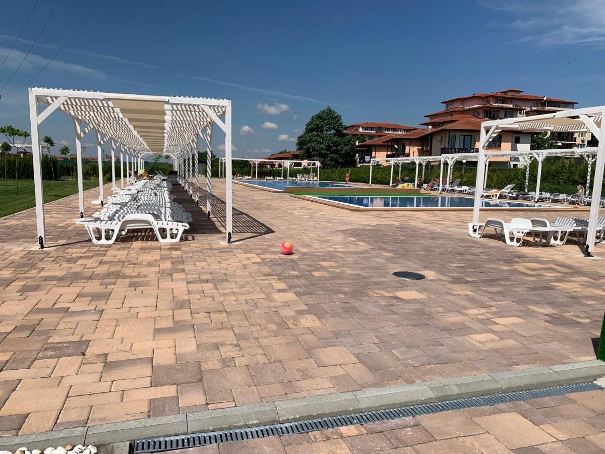 Apartcomplex Chateau Aheloy Exterior photo