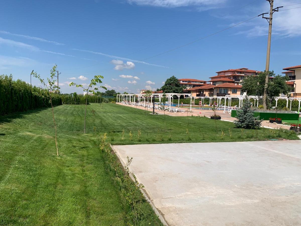 Apartcomplex Chateau Aheloy Exterior photo
