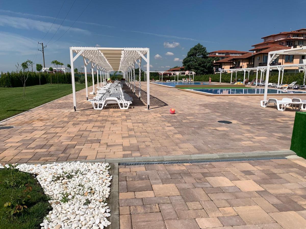 Apartcomplex Chateau Aheloy Exterior photo
