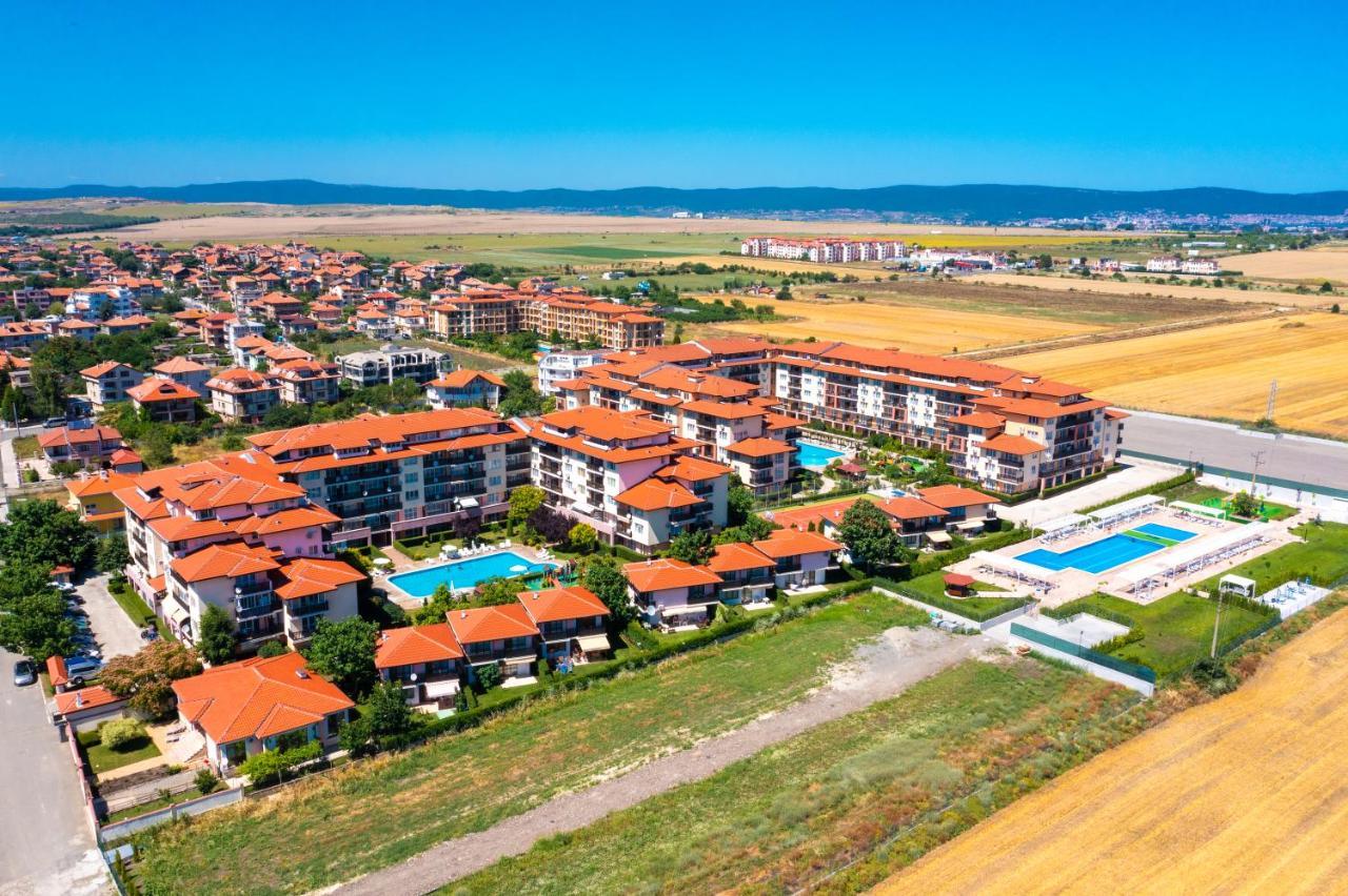 Apartcomplex Chateau Aheloy Exterior photo