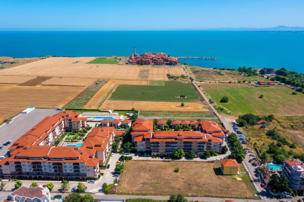 Apartcomplex Chateau Aheloy Exterior photo