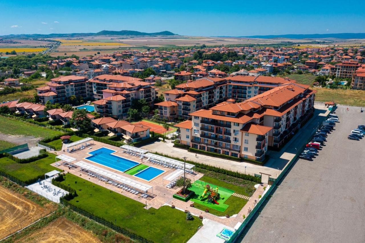 Apartcomplex Chateau Aheloy Exterior photo