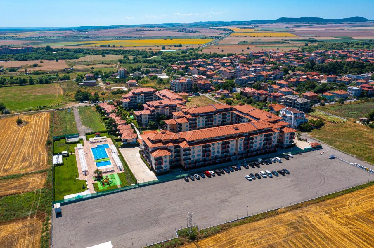 Apartcomplex Chateau Aheloy Exterior photo