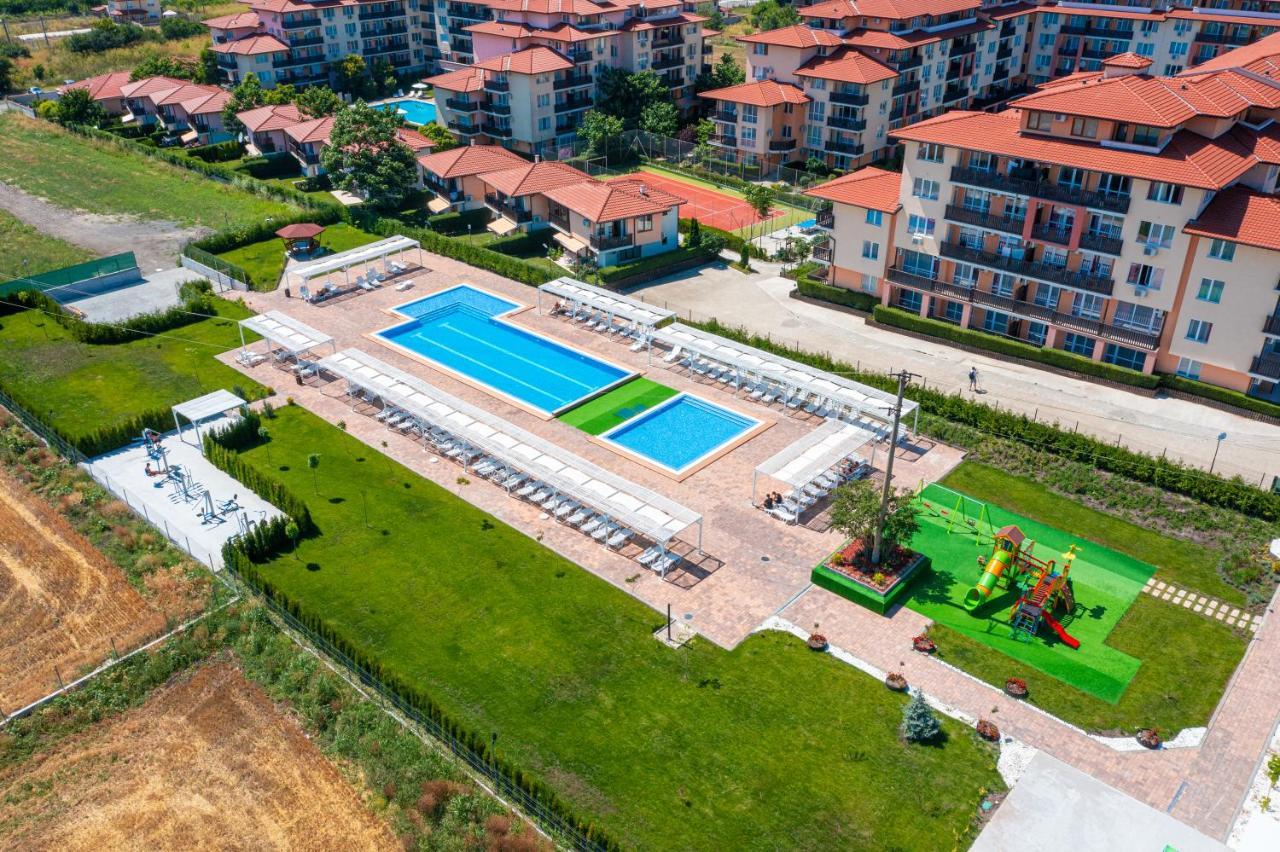Apartcomplex Chateau Aheloy Exterior photo