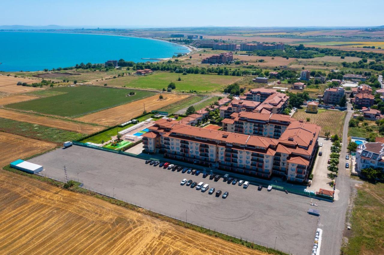 Apartcomplex Chateau Aheloy Exterior photo