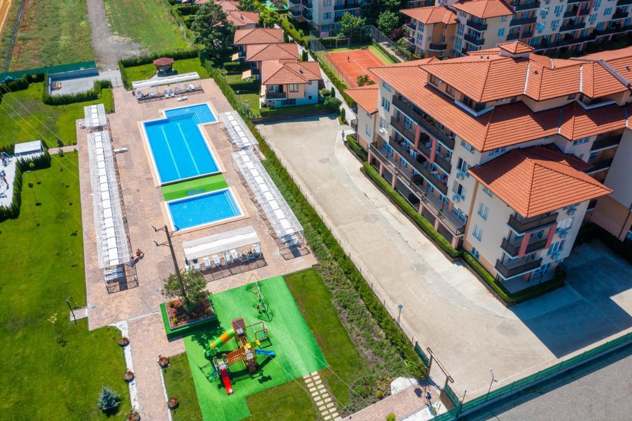 Apartcomplex Chateau Aheloy Exterior photo