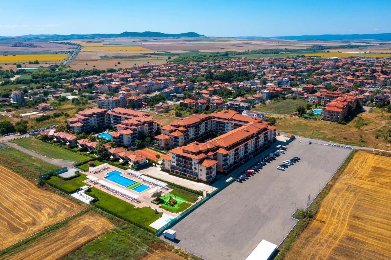 Apartcomplex Chateau Aheloy Exterior photo