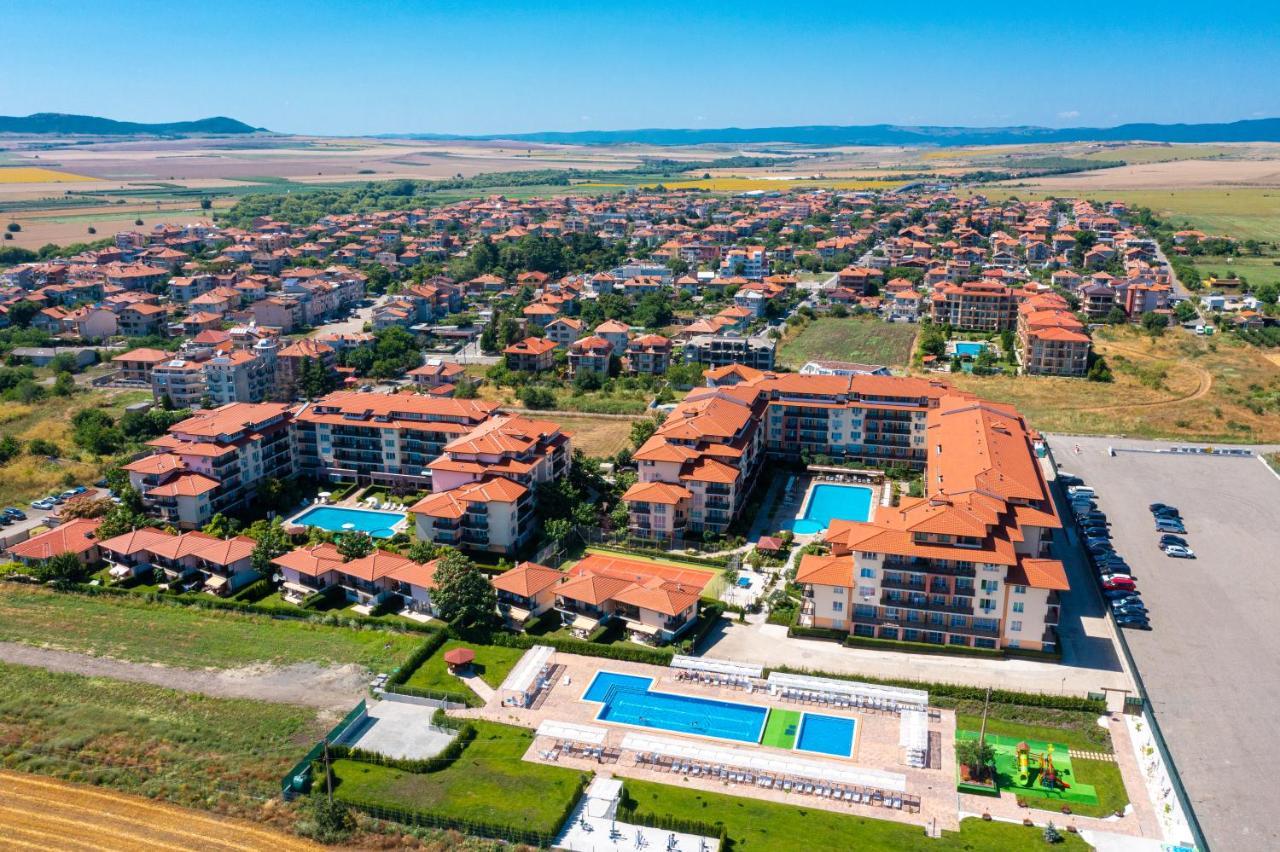 Apartcomplex Chateau Aheloy Exterior photo