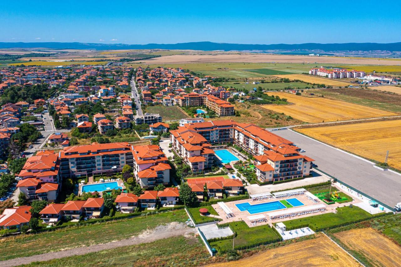Apartcomplex Chateau Aheloy Exterior photo