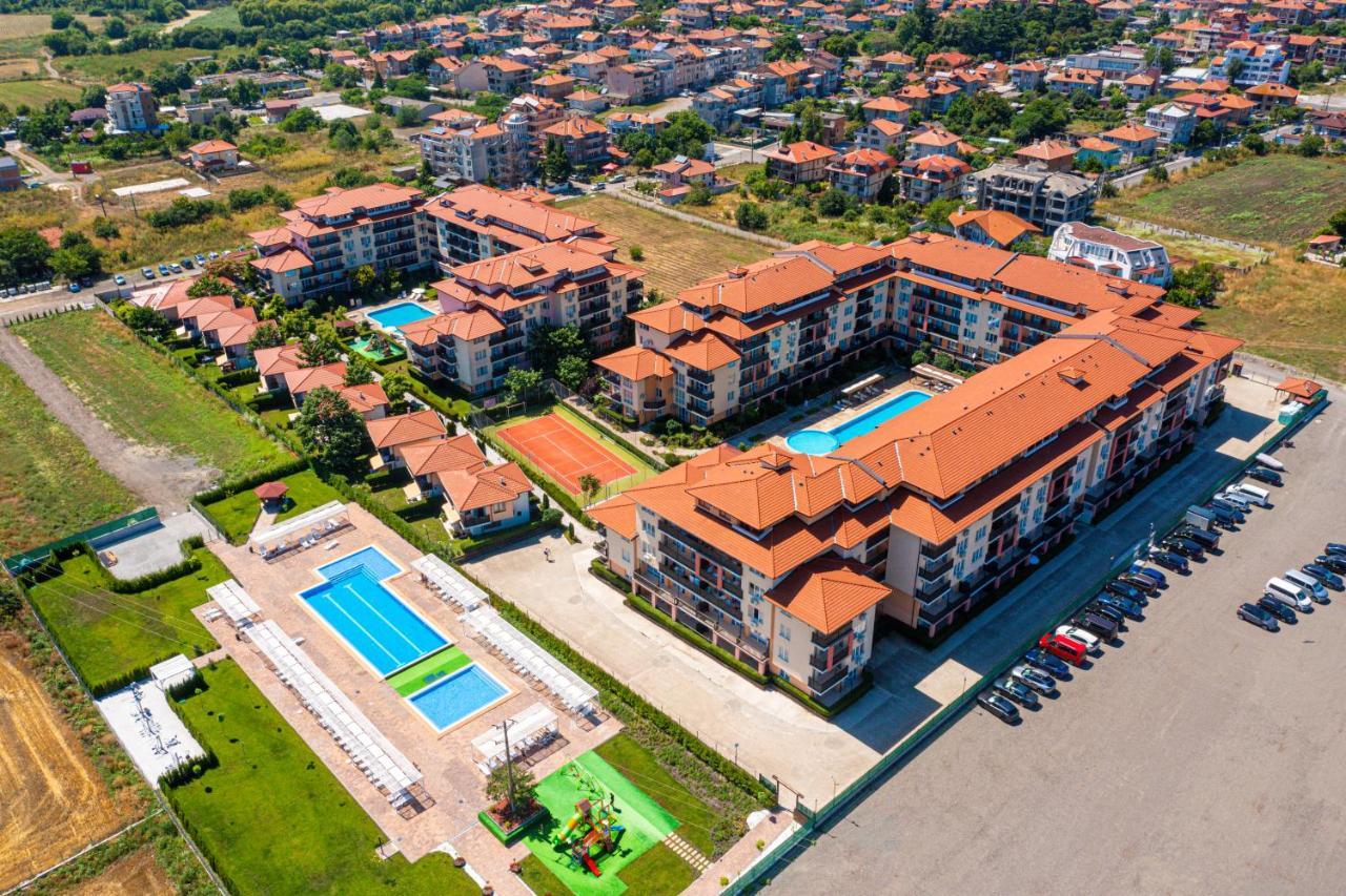 Apartcomplex Chateau Aheloy Exterior photo