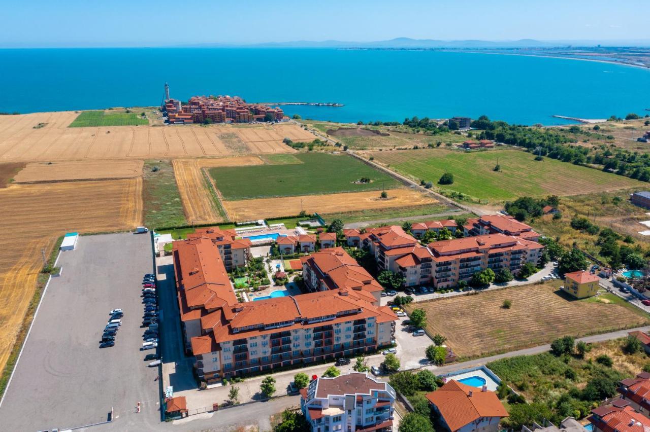 Apartcomplex Chateau Aheloy Exterior photo