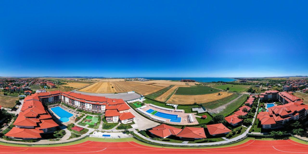 Apartcomplex Chateau Aheloy Exterior photo