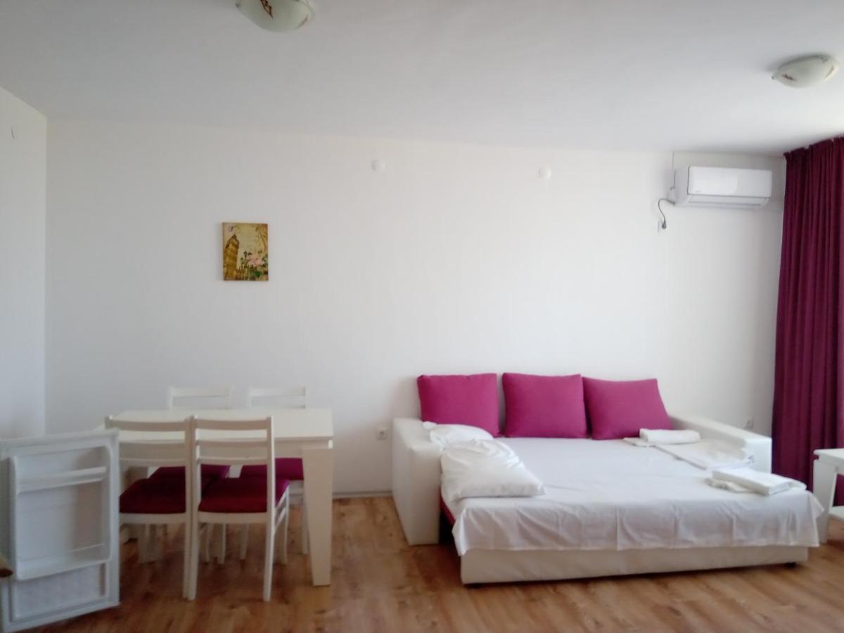 Apartcomplex Chateau Aheloy Exterior photo