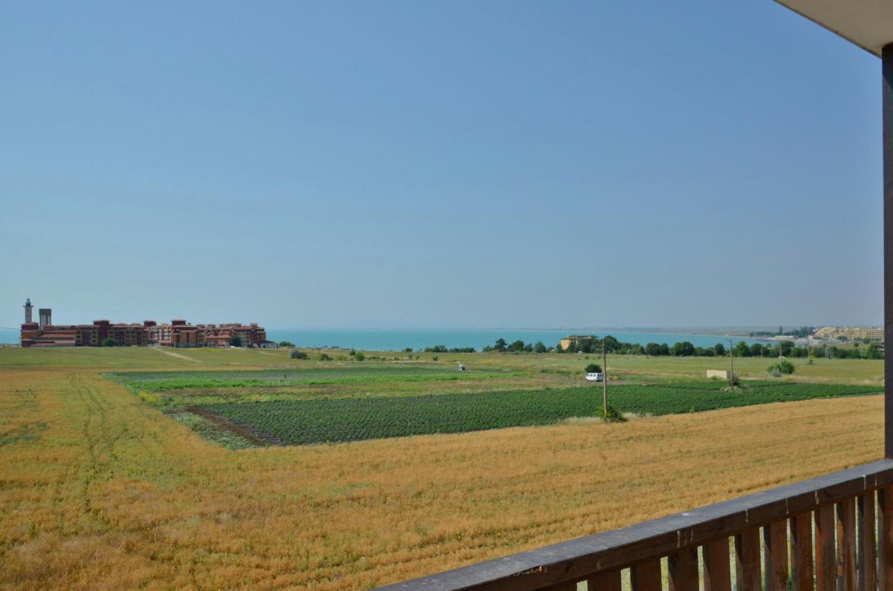 Apartcomplex Chateau Aheloy Exterior photo