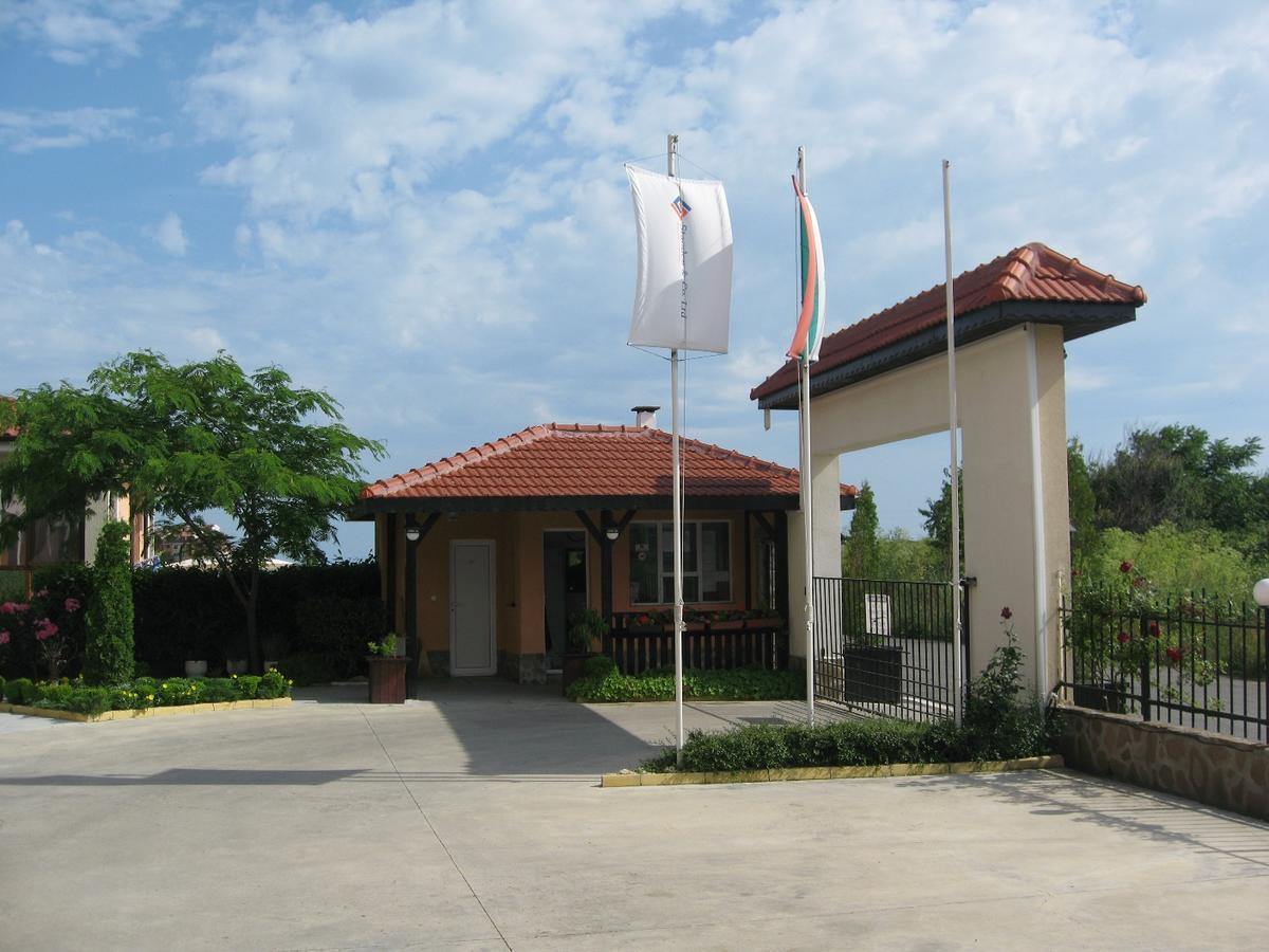 Apartcomplex Chateau Aheloy Exterior photo