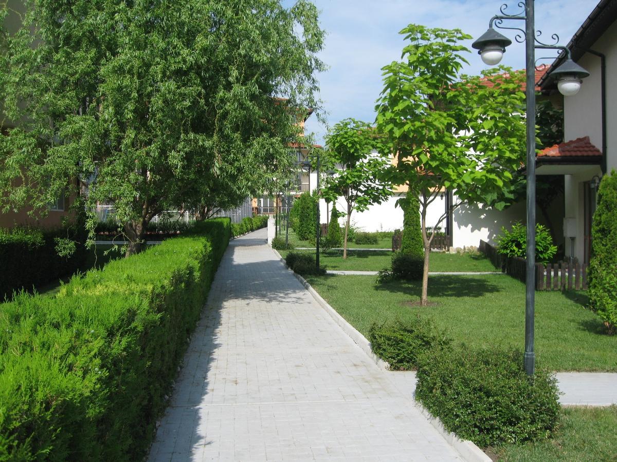 Apartcomplex Chateau Aheloy Exterior photo