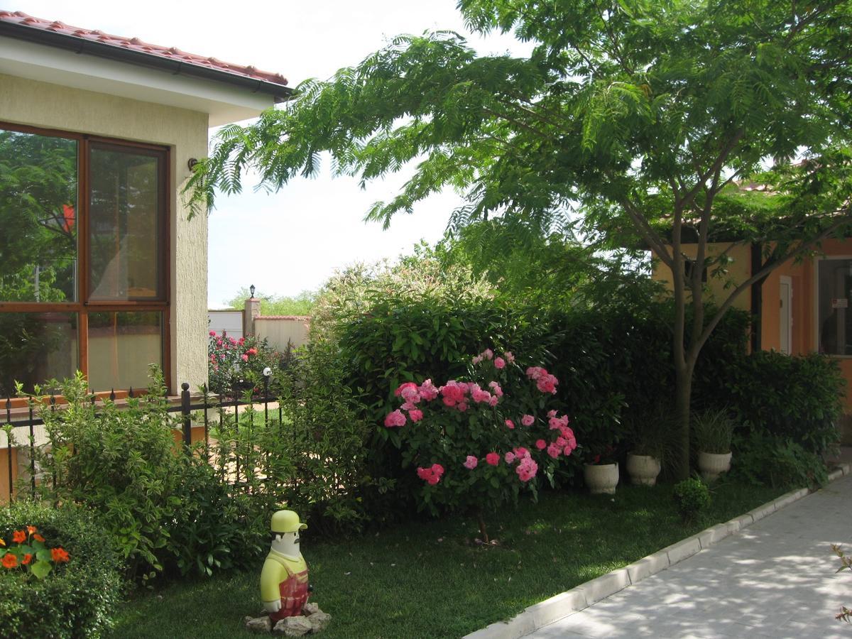 Apartcomplex Chateau Aheloy Exterior photo