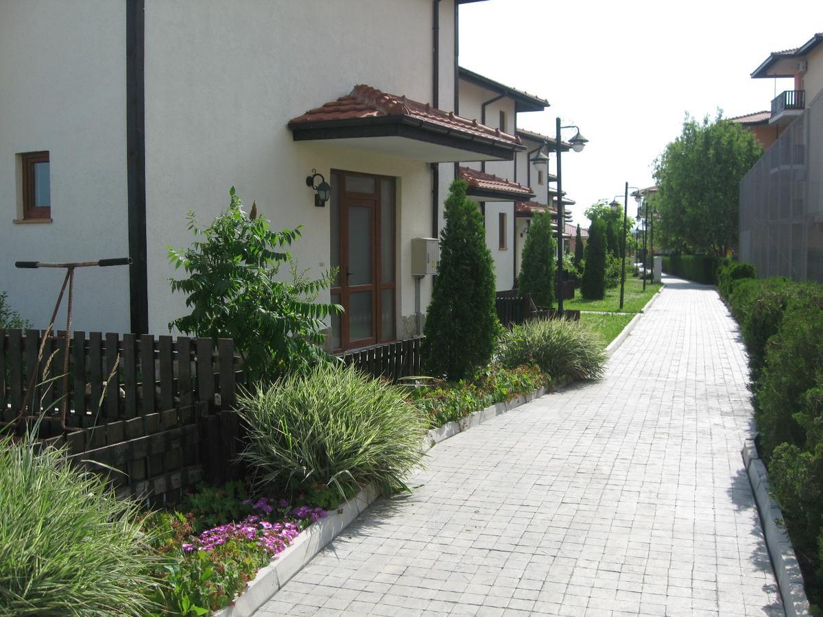 Apartcomplex Chateau Aheloy Exterior photo