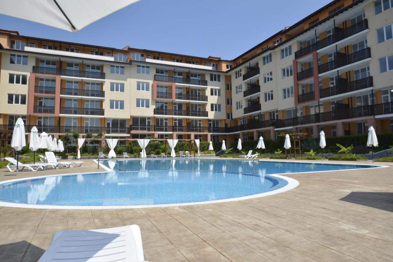 Apartcomplex Chateau Aheloy Exterior photo